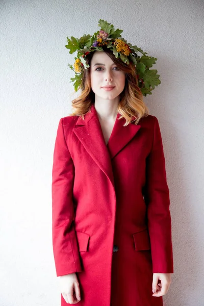 Fiatal vöröshajú lány oak levelek koszorú — Stock Fotó