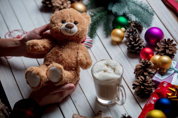 Mani femminili che tengono un orsacchiotto sui regali — Foto Stock