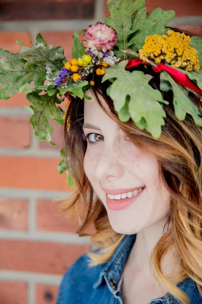 Young redhead woman with oak leaves wreath — Stock Photo, Image