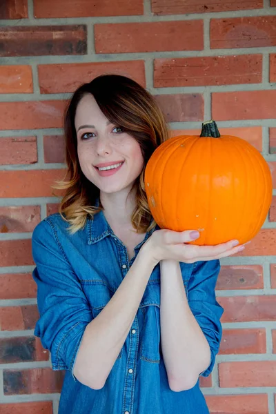 Belle rousse femme avec de la citrouille — Photo