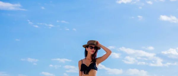 Young girl in black bikini and hat — Stock Photo, Image