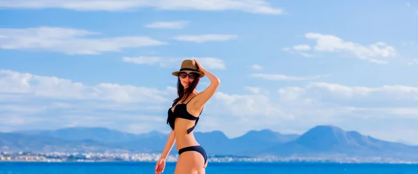 Ung vacker flicka i bikini på stranden — Stockfoto