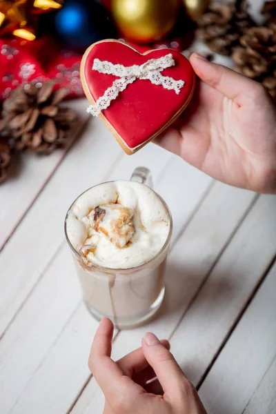 Handen hart vorm cookie en kopje koffie — Stockfoto