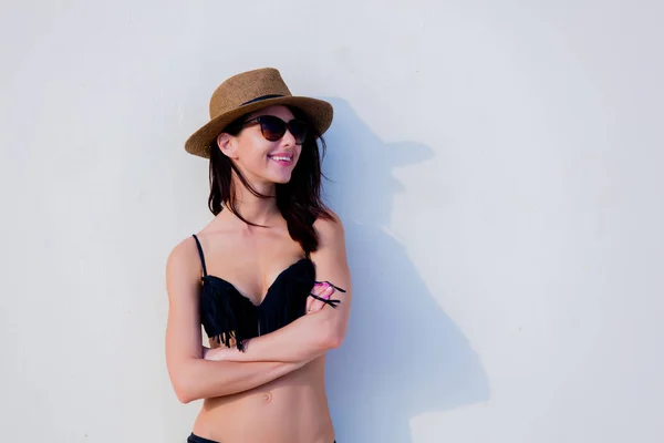 Menina bonita em óculos de sol, chapéu, biquíni preto — Fotografia de Stock