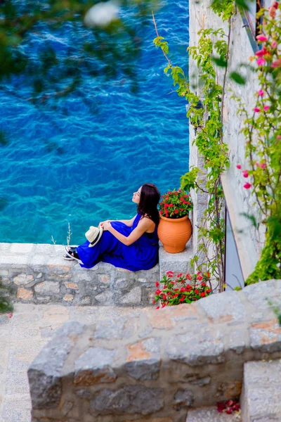 Dívka v modrých šatech v městě ostrova Hydra — Stock fotografie