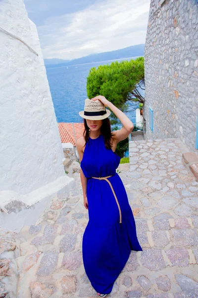 Dziewczyna w niebieskiej sukience w mieście Hydra Island — Zdjęcie stockowe