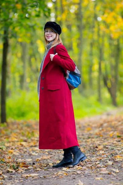 Gadis bermantel dan topi di taman . — Stok Foto