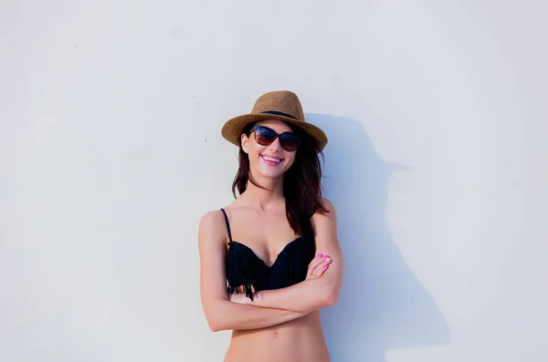 Hermosa chica en gafas de sol, sombrero, bikini negro — Foto de Stock