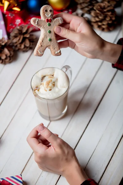 Gingerbread man cookie en kopje koffie — Stockfoto