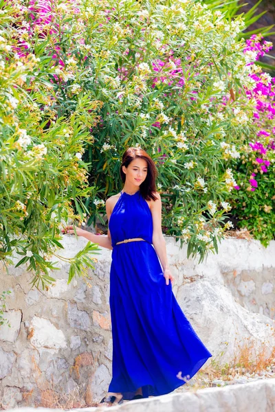 Jeune belle fille en robe bleue en vacances — Photo