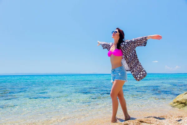 Young beautiful girl in bikini on the beach — Stock Photo, Image