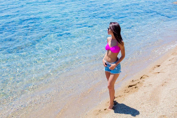 Jovem menina bonita em biquíni na praia — Fotografia de Stock