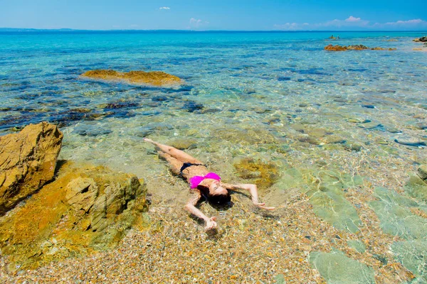 해변에서 비키니에 젊은 아름 다운 소녀 — 스톡 사진