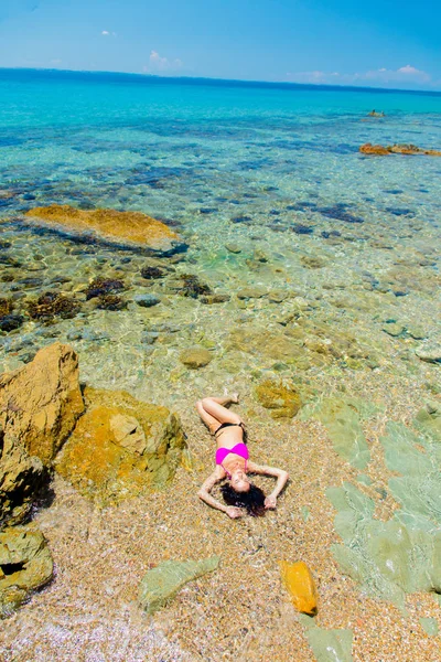 Joven hermosa chica en bikini en la playa en Grecia . —  Fotos de Stock