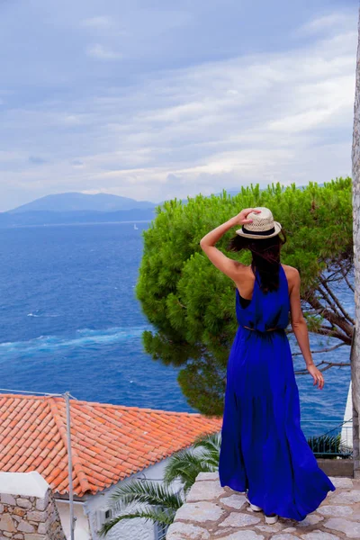 Menina em vestido azul na cidade de Hydra ilha — Fotografia de Stock