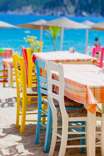 Színes székek étteremben a tenger partján — Stock Fotó