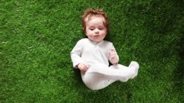 Küçük çocuk taze yeşil çim ve bir numara veren el üzerinde döşeme