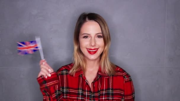 Jolie Femme Souriante Agitant Drapeau Britannique Sur Fond Gris — Video