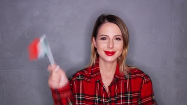 Kvinnan Ler Och Vinkar Italiensk Flagg Grå Bakgrund — Stockvideo