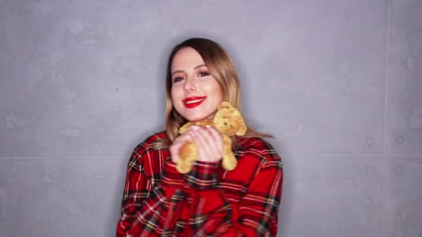 Mujer Sonriente Abrazando Oso Peluche Sobre Fondo Gris — Video de stock gratis