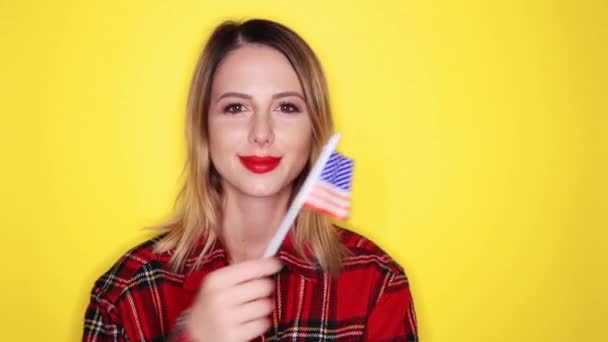 Jonge Vrouw Glimlachen Zwaaien Usa Vlag Gele Achtergrond — Stockvideo