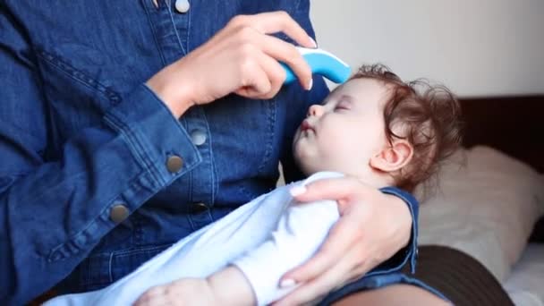 Frau Hält Schläfrigen Sohn Den Händen Und Misst Temperatur Mit — Stockvideo