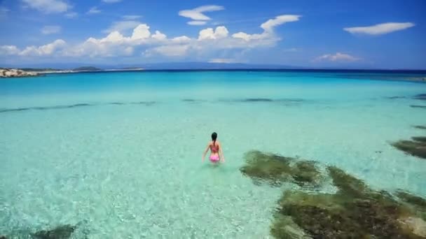 Visão Traseira Mulher Desfrutando Mar Quente Grécia — Vídeo de Stock