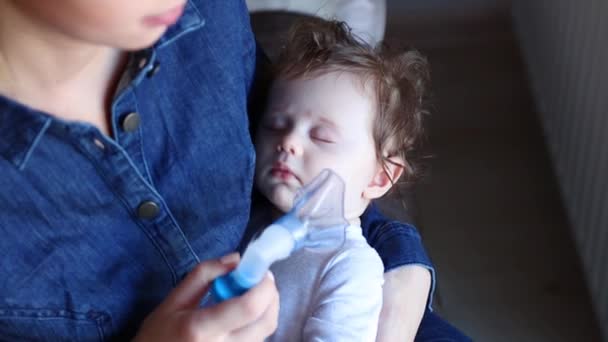 抱在手里的女人昏昏欲睡的儿子和设置氧气面罩 — 图库视频影像