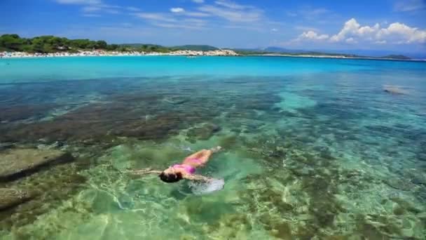 Vista Mulher Biquíni Rosa Nadando Mar Grécia — Vídeo de Stock
