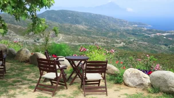 Dağlar Arka Plan Üzerinde Dışında Sandalye Ile Tablo — Stok video