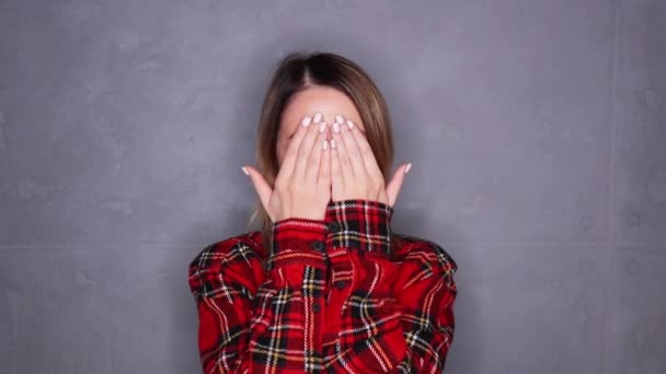 Vrouw Met Handen Grijze Achtergrond Verbergen — Stockvideo
