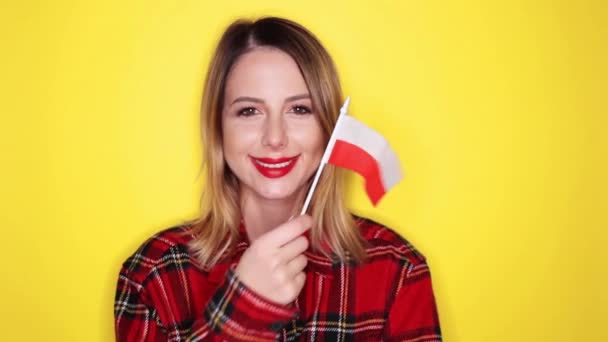 Wanita Cantik Tersenyum Dan Melambaikan Bendera Polandia Latar Belakang Kuning — Stok Video