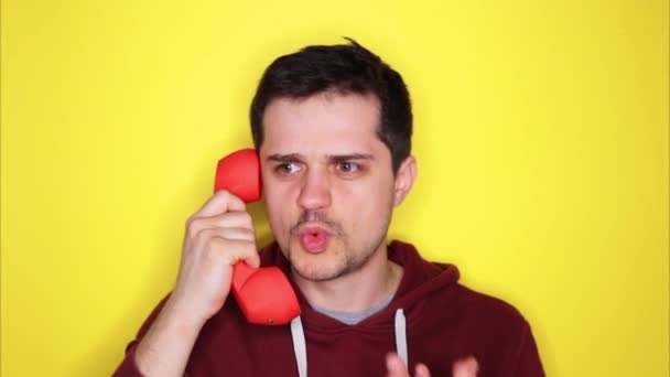 Retrato Del Hombre Enojado Hablando Por Teléfono — Vídeos de Stock