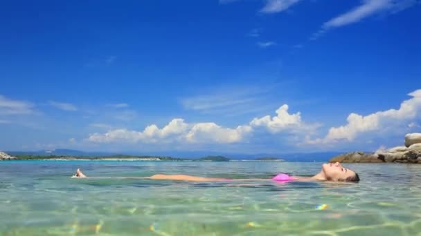 ギリシャの海に泳ぐピンクのビキニの女性観 — ストック動画