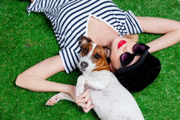 Rothaarige Mädchen Mit Sonnenbrille Und Hut Mit Hund Legt Sich — Stockfoto