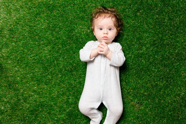 Младенец Лежит Зеленой Траве — стоковое фото