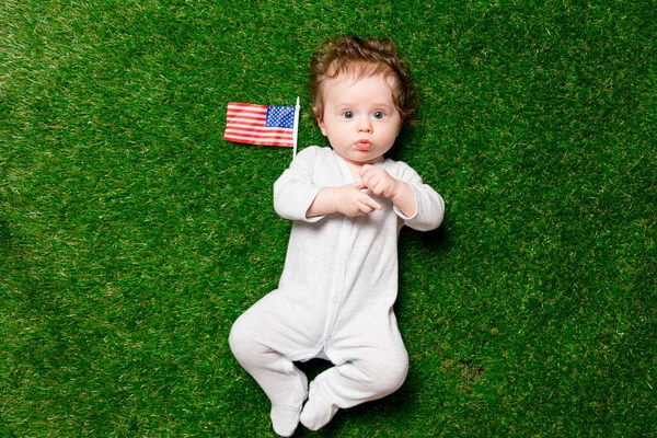 Мальчик Лежит Свежей Зеленой Траве Флагом Сша — стоковое фото