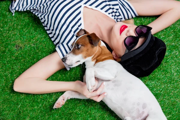 Rothaariges Mädchen Mit Sonnenbrille Und Hut Mit Hund Auf Grünem — Stockfoto