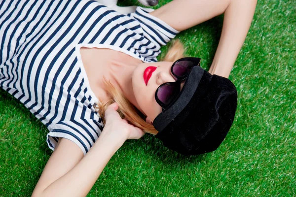 Jonge Roodharige Vrouw Hoed Zonnebril Liggend Groen Gras — Stockfoto