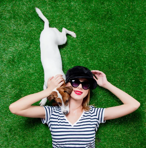 Rothaariges Mädchen Mit Sonnenbrille Und Hut Mit Hund Auf Grünem — Stockfoto
