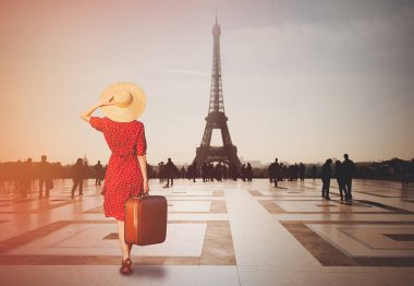 Kızıl saçlı kız çanta Paris'te Eyfel Kulesi arka plan ile. Dünya çapında seyahat kavramı
