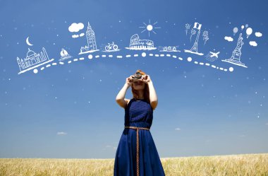 Kızıl saçlı kız retro kamera ve astract seyahat etmek harita havada bahar Field'da