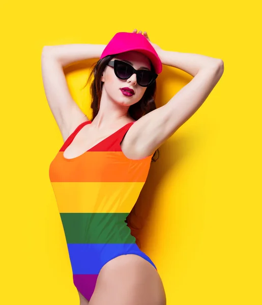 분홍색 수영복과 모자에 우아한 비치웨어 선글라스 노란색 즐기는 — 스톡 사진