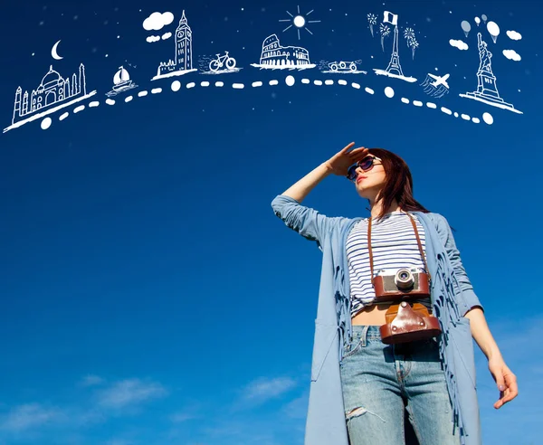 Retrato Hermosa Mujer Joven Con Cámara Fondo Del Cielo Mapa — Foto de Stock