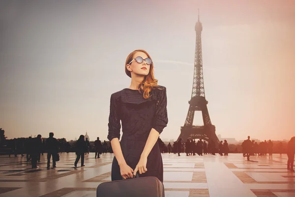 Mooie Roodharige Vrouw Uit Provincie Gekomen Parijs Veroveren Eiffeltoren Achtergrond — Stockfoto