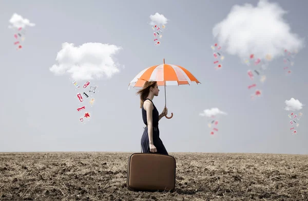 Menina Solitária Com Mala Guarda Chuva Campo Com Camas Roupas — Fotografia de Stock