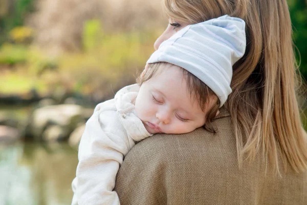 Mãe e bebê no parque — Fotografia de Stock