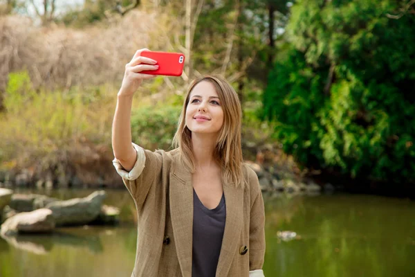 Pelirroja chica haciendo selfie con teléfono móvil —  Fotos de Stock