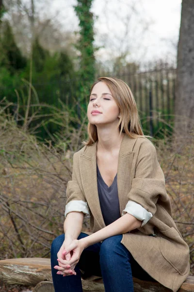 Chica pelirroja joven en el jardín japonés —  Fotos de Stock