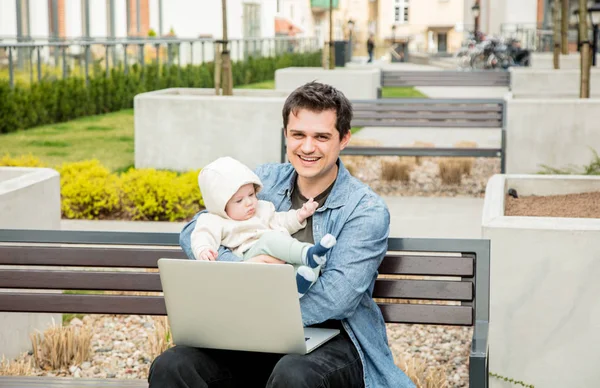 Young dad and son at outdoor — Stock Photo, Image